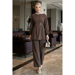 Ensemble deux pièces en tissu crêpe marron café, pantalon ajustable et détail broche à la taille, tenue élégante pour toutes les occasions - Product Image 1