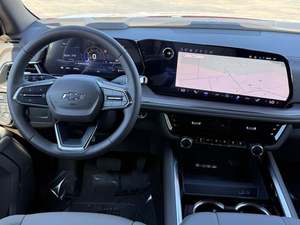 Chevrolet Tahoe Z71 Rouge 2024 4x4 Automatique Jantes en alliage R18 d'occasion Sièges en cuir Système de navigation électronique Démarrage à distance Conduite à gauche - Product Image 2