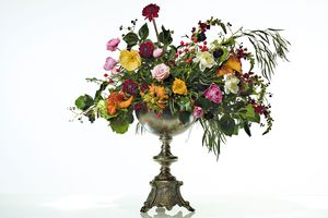 Cuenco de flores decorativo de Metal de lujo con Base de trabajo en relieve elegante Cuenco de flores de Decoración de mesa de alta calidad a la venta - Product Image 6