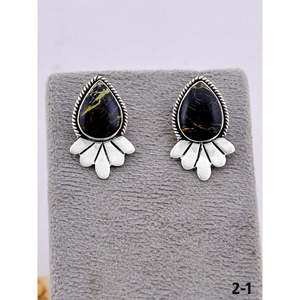Pendientes de Plata de Ley con Turquesa Negra Estilo Suroeste y Diseño Floral Engastado en Bisel - Product Image 3