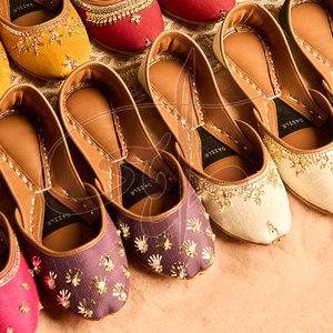 Khussa Antideslizante Hecha a Mano para Mujer con Suela de Cuero Genuino, Diseño de Moda Personalizable, Alta Calidad, Hecho en Pakistán - Product Image 5
