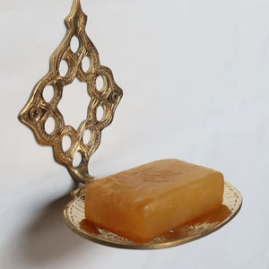 Elegante jabonera de latón antiguo, montada en la pared, diseño de metal ornamentado, disponible a precios de mayoreo. - Product Image 1