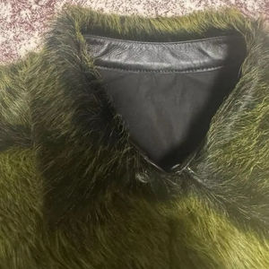 Shorts en cuir avec fourrure, service OEM de conception personnalisée, haute qualité, décontractés, non tissés, séchage rapide, respirants, vêtements de fitness pour hommes et femmes - Product Image 2