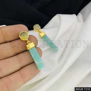 Elegantes pendientes de piedras preciosas de gota chapados en oro para mujer Pendientes de gota elegantes de moda de diseñador único - Product Image 1