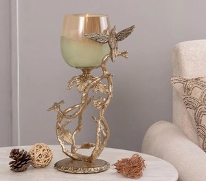 Support en aluminium doré de qualité supérieure avec verre ouragan vert inspiré par la nature ajoute une touche sophistiquée, confortable et élégante à tout espace - Product Image 1