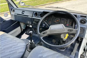 PRÊT À CONDUIRE - VÉHICULE D'OCCASION À VOLANT À GAUCHE |   Conduite à droite |   TOYOTA HIACE DOUBLE CABINE DIESEL 4x4 5 VITESSES 1991 - Product Image 4