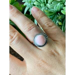 แหวนเงินแท้ประดับเปลือกหอยสีชมพูทำมือแบบนาวาโฮ - Product Image 2