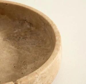 ชามตกแต่งทำจากหินทราเวอร์ทีน งานฝีมือ พร้อมพื้นผิวธรรมชาติ เหมาะสำหรับตกแต่งสไตล์โมเดิร์นและจัดวางแบบออร์แกนิก - Product Image 4