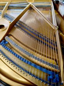 Piano à queue Kawai KG3C d'occasion, excellent état, livraison rapide, finition élégante, touches lisses, 88 touches - Product Image 5