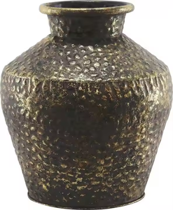 Vase à fleurs en métal et fer avec textures artisanales et finitions sculptées pour une décoration élégante - Product Image 2