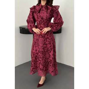 Robe de couleur prune avec détail écharpe au col. Prune - Product Image 4