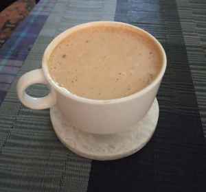 Sous-verres élégants en marbre blanc avec garniture dorée Tampons de boisson en pierre de luxe pour salons, salles à manger et intérieurs élégants - Product Image 1