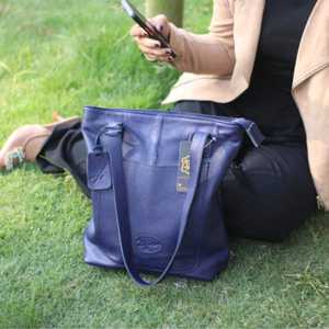 Sac fourre-tout en cuir bleu marine pour femmes, exclusif, fait à la main avec un compartiment spacieux et une finition de qualité supérieure, fabriqué à la main en Indonésie - Product Image 2