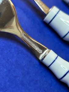 Juego de cubiertos de cabeza plateada con mango de diseño blanco y azul para cenas elegantes, fiestas de boda, cocina casera y uso en restaurante - Product Image 2