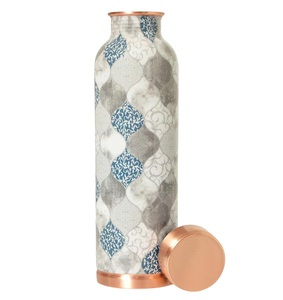 Bouteille d'eau en cuivre laqué à motif floral premium avec motif de carreaux marocains bleus et bouchon brillant anti-fuite - Product Image 1