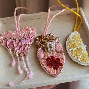 Collar de Cuentas de Resina con Dije de Pez Chapado en Oro para Mujer, Joyería para Bodas, Fiestas y Compromisos, Venta al por Mayor - Product Image 1