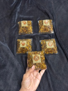 Generador de Energía Orgónica de Cristal de Ojo de Tigre Natural Pulido en Forma de Pirámide para Sanación con Reiki, Feng Shui, Meditación y Decoración del Hogar - Product Image 4