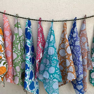 ผ้าพันคอผ้าฝ้ายลายดอกไม้สีน้ำตาล ทำด้วยมือ ใช้ได้ทั้งชายและหญิง ผ้าคลุมศีรษะ ผ้าพันคอ  ของใช้ที่ยั่งยืน - Product Image 1