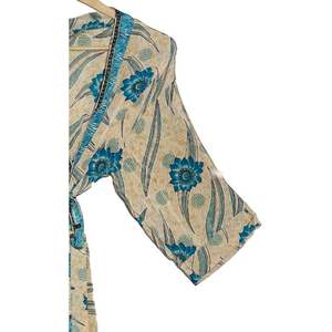 Bata de Sari de seda reciclada de La India, Kimono ligero cómodo para mujer, ropa de playa, vestido largo para verano y primavera - Product Image 6