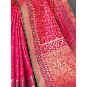 Fascinante Sari de Seda Estampado Patola Rosa, Elegante Ropa de Recepción para Ocasiones Especiales - Product Image 3