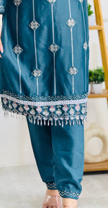 Ensemble Kurta en rayonne de viscose brodée traditionnelle pour femmes robe longue pakistanaise pour les occasions décontractées et les fêtes cousues pour adultes - Product Image 3