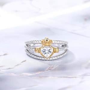 Anillo Claddagh de Plata de Ley con Cristal y Corte de Corazón en Dos Tonos Jeulia - Product Image 4