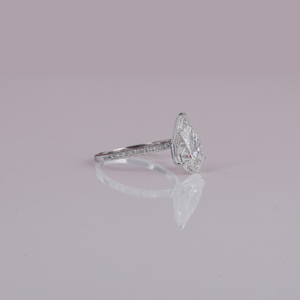 Anillo de compromiso clásico chapado en oro macizo de 10KT para mujer, corte de pera, Diamante cultivado en laboratorio, corte de media eternidad, ajuste de pavé de diamante lateral - Product Image 6