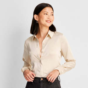 Camicia da donna classica in popeline di seta color crema a maniche lunghe con bottoni e motivo leopardato ricamato, taglia S - Product Image 1