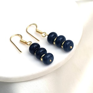 Pendientes de piedras preciosas de zafiro hechos a mano con espaciador de oro, cuentas redondas y gancho chapado en oro, pendientes colgantes de piedra natal - Product Image 2