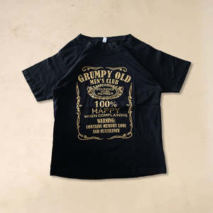 T-shirt graphique Rubyball 90s Grump Old-Man's Club, 100% coton, tissu jersey 240g, imprimé à l'écran, manches courtes, coupe ample, motif uni - Product Image 1
