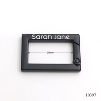 Mousqueton personnalisé rectangulaire plat avec logo, boucle carrée en métal ouvrable, fermoir à anneau à ressort noir mat en émail souple