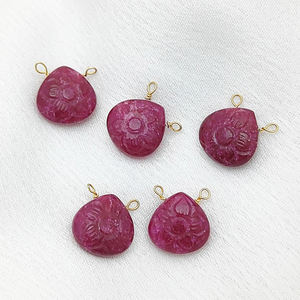 Pendentif en rubis teinté sculpté à la main - Pierre précieuse naturelle, double bélière, charme de bijoux - Product Image 1