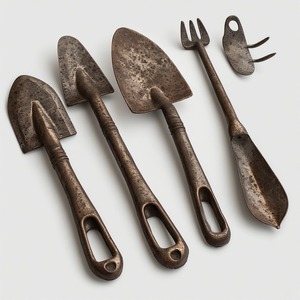 Râteau de jardin en fer de qualité supérieure en vernis à patine fait à la main conçu pour les tâches de jardinage saisonnières et décoratif rustique - Product Image 6