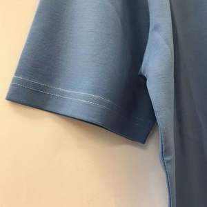 เสื้อยืดผู้ชายสีน้ำเงินล้วน สไตล์วินเทจ ทรงหลวม คอกลม ใส่สบาย ระบายอากาศดี  สามารถสกรีนโลโก้ของคุณเองได้ - Product Image 4