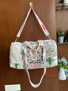 Bolsa de Viaje de Algodón Acolchada con Estampado Floral Hecha a Mano por Le Souvenirs, Estilo Blockprint Blanco, Ecológica, de Gran Capacidad, de Lujo para Fin de Semana - Product Image 4