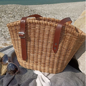 กระเป๋าถือสไตล์เรียบง่ายสำหรับผู้หญิง กระเป๋าหวาย กระเป๋าฟางสำหรับผู้หญิง เหมาะสำหรับวันหยุด รับผลิตแบบ OEM พร้อมโลโก้สั่งทำจากเวียดนาม ขายส่ง - Product Image 5