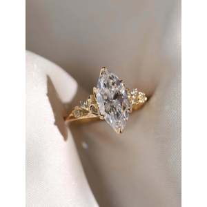 Anillo de Compromiso de Oro con Diamante Cultivado en Laboratorio de 1.73ct, Corte Excelente, Claridad VVS1, Piedra Lateral de 0.10ct, Certificado IGI - Product Image 1