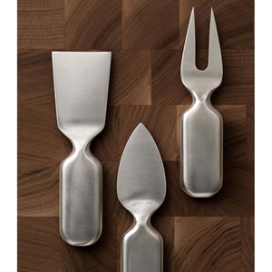 Couteau à fromage épandeur de fromage plaqué argent avec logo personnalisé avec incroyable poignée plate de concepteur ensembles de table à manger au design royal - Product Image 1