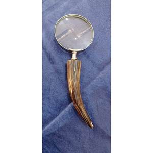 Loupe à main en laiton d'inspiration vintage avec manche en bois élégant pour une lecture et une inspection précises - Product Image 1