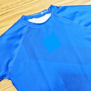 Camiseta de Compresión para Hombre, con Agarre de Silicona en la Cintura, Logotipo Personalizado OEM, MMA BJJ, Transpirable, Secado Rápido, UPF50, Ecológica, Deportiva - Product Image 2