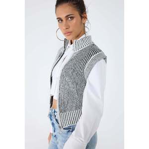 Chaleco Informal de Cuello Alto Tejido a Crochet - Product Image 4