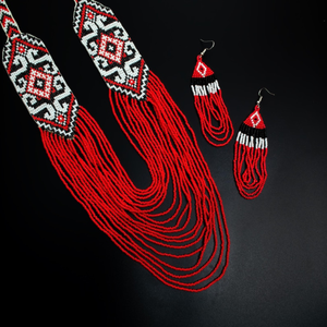 Collier ras du cou bohème rouge perlé - Bijou statement d'inspiration tribale - Collier bib en perles de rocaille tissé à la main - Product Image 4