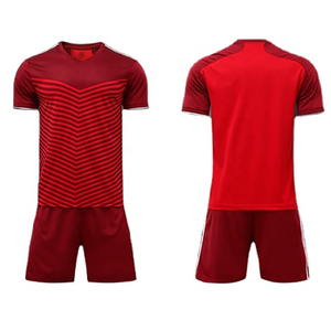 Vente en gros Vêtements de football respirants en nylon 100% Conception et taille personnalisées Uniformes vierges d'entraînement de football OEM - Product Image 4