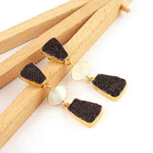 Pendiente de gota de piedras preciosas de tres niveles, pendiente de Latón chapado en oro druzy de azúcar negro brillante, forma de marquesa, gotas de tuerca de nácar - Product Image 3