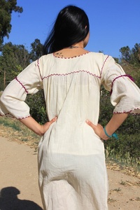 Vestido Campestre Bohemio de Algodón 100% Ecológico con Bordado a Mano Rajasthani, Tonos Vivos y Atrevidos, Largo hasta la Pantorrilla, con Lazos y Borlas - Product Image 2
