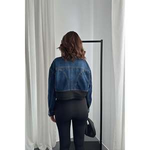 Chaqueta Negra de Mezclilla con Detalles de Scuba - Negra - Product Image 5