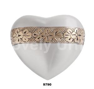 Urna funeraria de recuerdo de corazón Mini urna de cremación hecha a mano en latón Urna funeraria de 3 pulgadas de alto con bolsa de terciopelo gratis - Product Image 1