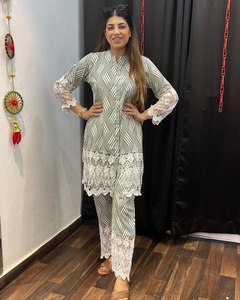 Designer attrayant nouvelle collection de pantalons de fête avec conception d'impression numérique sur tissu de soie Georgette lourd - Product Image 4