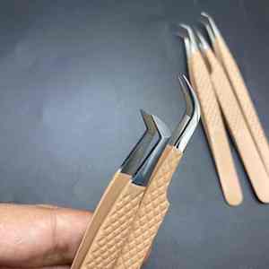 Pinzas de extensión de pestañas con agarre de diamante de etiquetado privado con puntas de fibra hechas con acero inoxidable japonés - Product Image 4