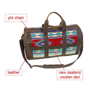 กระเป๋าดัฟเฟิลกระเป๋าเดินทางทำจากผ้าขนแกะและหนังทำด้วยมือกระเป๋าถือดีไซน์ลายดอกไม้สำหรับเดินทางจากนิวซีแลนด์ - Product Image 3